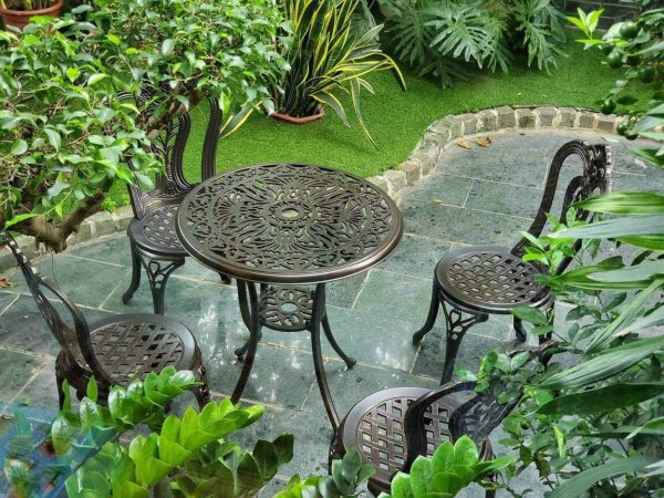 Ghế sân vườn có tay họa tiết ô vuông trắng HGMTK